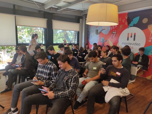 DÍA INTERNACIONAL DE LAS NIÑAS EN TIC - VISITA A MONTEVIDEO LABS